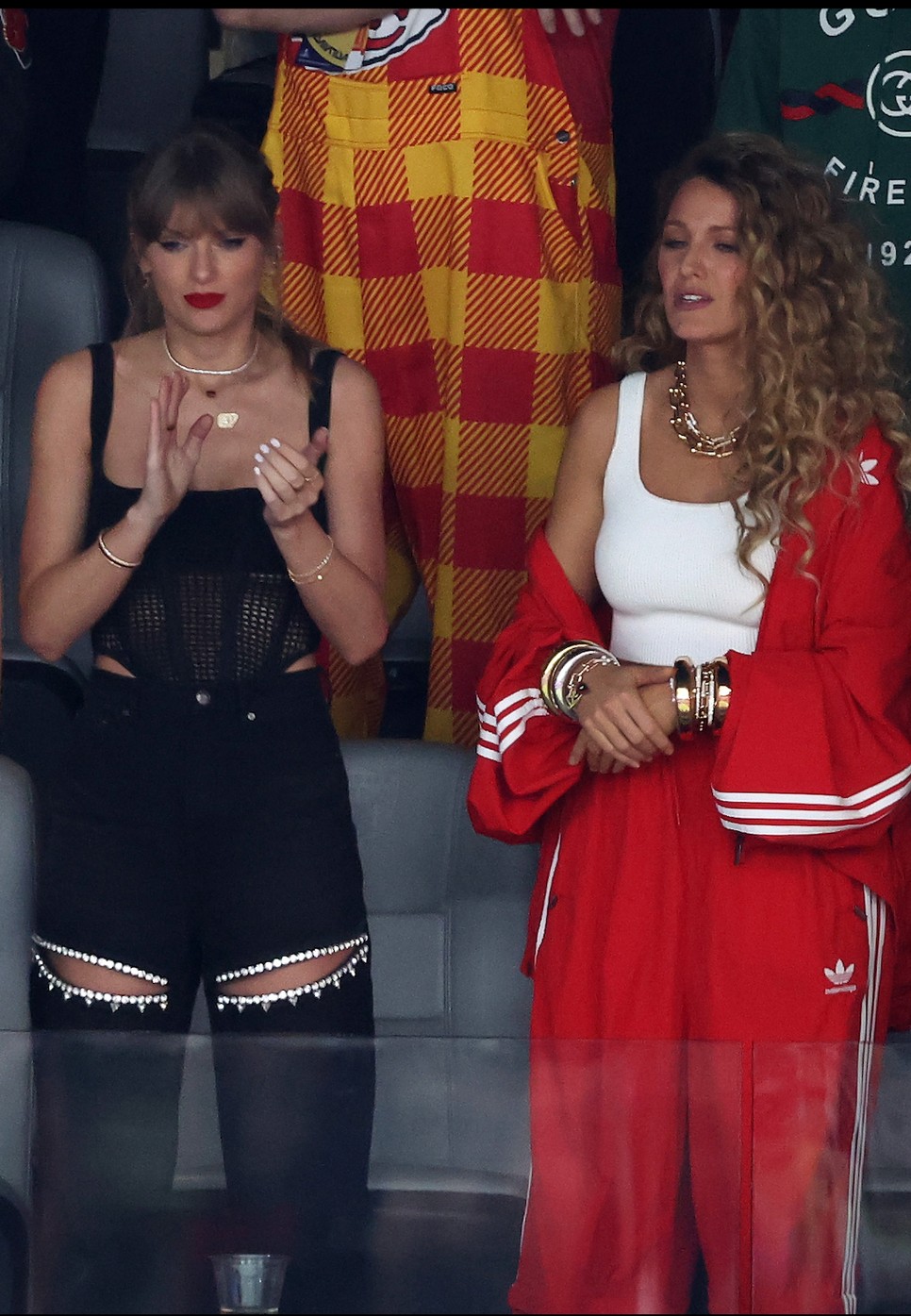 Blake Lively ahelyett, hogy túl sportos lett volna, tűsarkút, látványos ékszereket, és dús, a nyolcvanas éveket idéző fürtöket viselt a lelátón