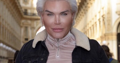 Ő a magyar Ken baba! Látnod kell milyen sminktechnikája van!