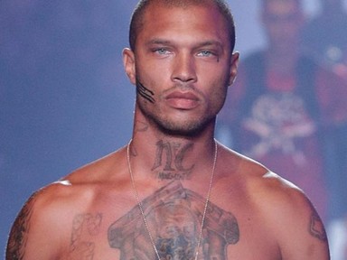 A ex-elítélt és a milliárdosnő félpucér fotóval tetté hivatalossá kapcsolatukat!