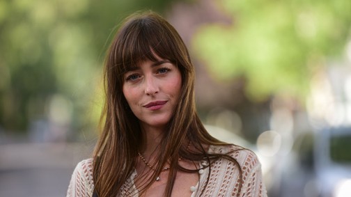 Dakota Johnson nem tud betelni a meztelenruhákkal, újabb ékkövet mutatott a világnak