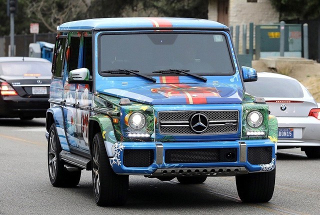 Justin Bieber karácsonyi díszbe vont autója