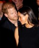 Harry herceg sejtelmesen Meghan Markle fülébe suttog