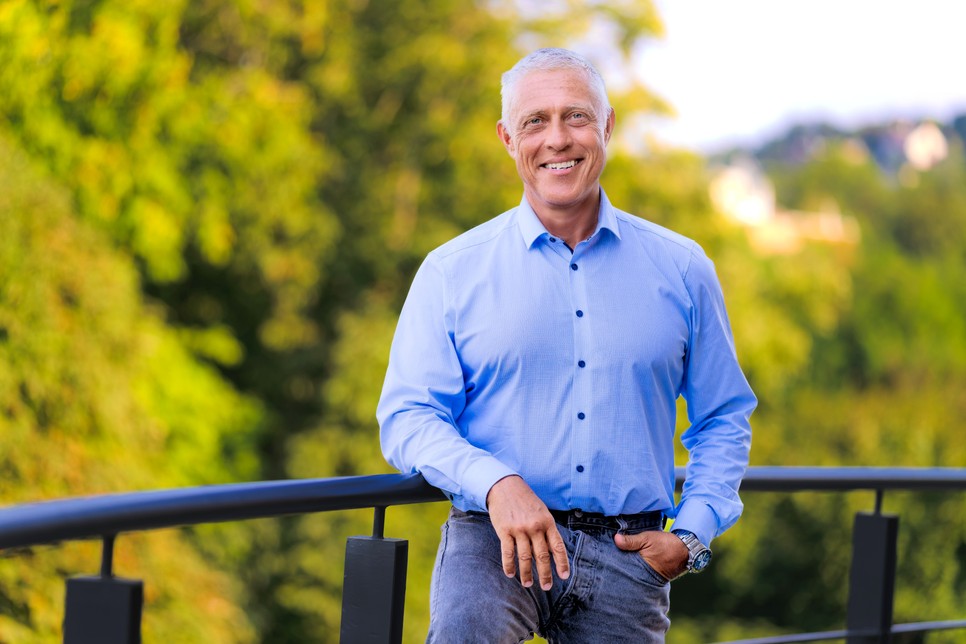 Prof. Dr. Bánhidy Ferenc több évtizede dolgozik szülész-nőgyógyászként, így végigkövette a szüléssel kapcsolatos változásokat