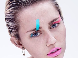 Miley Cyrus lilára festett szeméremszőrzettel