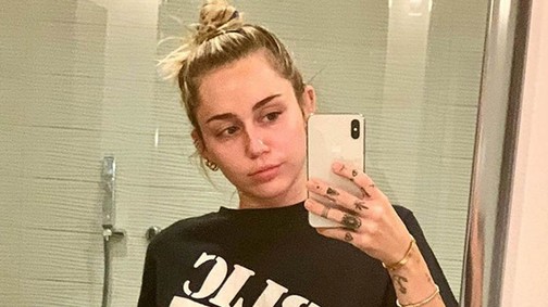 Kifordult magából: Miley Cyrus mellbimbó-villantó szelfivel folytatja