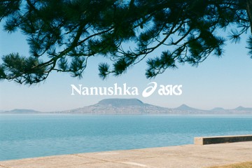A Nanushka X ASICS modellt a Balaton ihlette