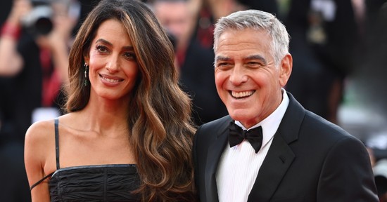 Amal Clooney saját kifutóként használta Velencét, lélegzetelállító ruhában ragyogott George Clooney felesége