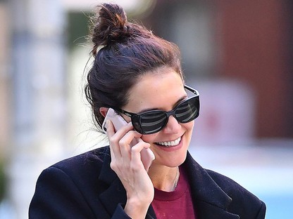 Katie Holmes is bevállalta az ősz egyik legtrükkösebb nadrágtrendjét