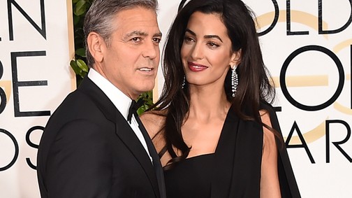 Ámulunk és bámulunk! Amal Clooney igazi istennőként vonul George oldalán!