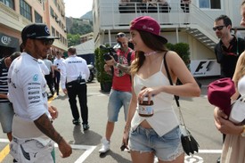 Találkozás Lewis Hamiltonnal: Ez a kép a Monacói Forma-1-es Nagydíjon készült 2016-ban, ahol Palvin Barbara találkozott Lewis Hamiltonnal, a Mercedes versenyzőjével. A versenyhétvégén több alkalommal is együtt látták őket, többek között egy luxusjachton buliztak együtt.