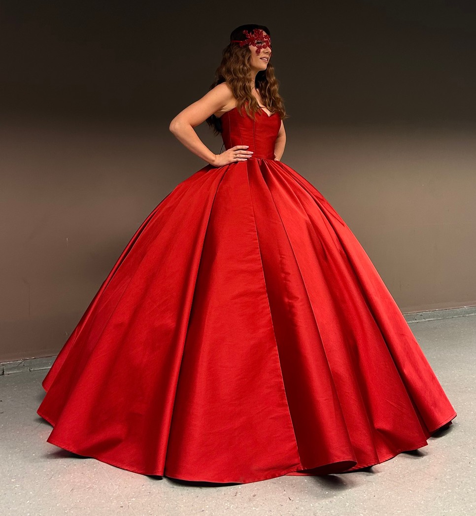 Ruzsa Magdi a koncertje előtt a Demeter Richárd tervezte mesés báliruhában