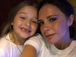 Victoria Beckham 6 éves kislánya divattervezői babérokra tört!