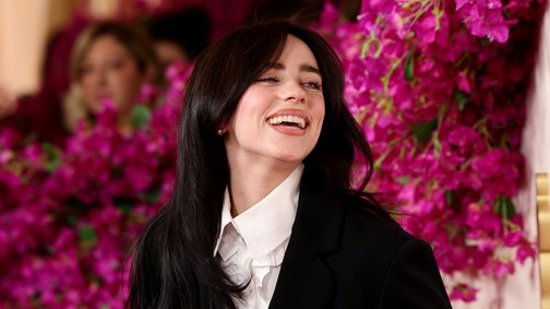 Ő Billie Eilish új szerelme: ezzel a sármos színésszel váltott szenvedélyes csókot az énekesnő