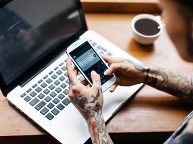 Meggondolatlan Facebook-posztok, kínos képek - te figyelsz a digitális lábnyomodra?