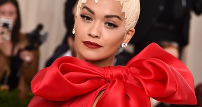 Úristen! Mit művelt Rita Ora a hajával az idei MET gálán?
