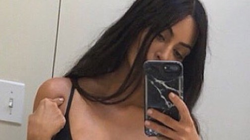 Kim Kardashian feneke meghajlította a teret! Újabb csúnya Photoshop-baki...