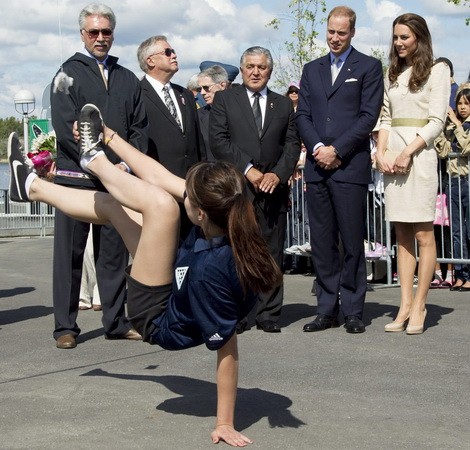 A 11 nap egyik legbizarrabb epizódja, a hercegi pár kissé értetlenül figyeli a produkciót, az egyik kísérő például oda sem mer nézni.