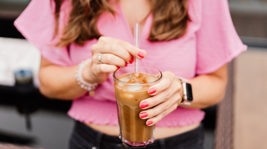 A hőségben érdemes fokozottan figyelni az elfogyasztott kávé mennyiségére, nem csak a koffein-, hanem annak kalóriatartalma miatt is