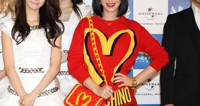 Katy Perry dagad a vidámságtól