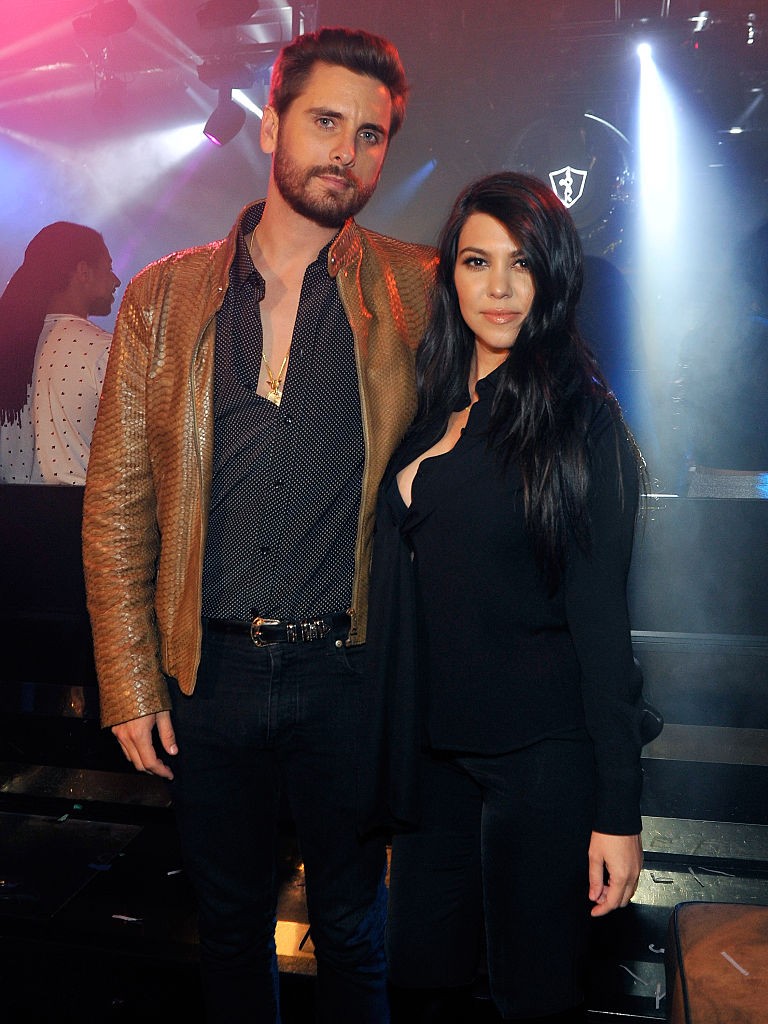 Kourtney Kardashian és Scott Disick: 2015-ös szakításuk után éveken át rendszeresen éltek együtt hosszabb-rövidebb ideig a közös gyermekeik miatt, sőt közös családi nyaralásokra is együtt jártak, mielőtt mindketten új párra leltek.