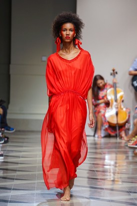 Egy piros tumika mindannyiónk gardróbjában jól jön: felkapható egy nyári estén, a strandon a fürdőruhánk felé, egy rohanós hétköznapon, amikor erőt szeretnénk sugározni, jókedvre vágyunk