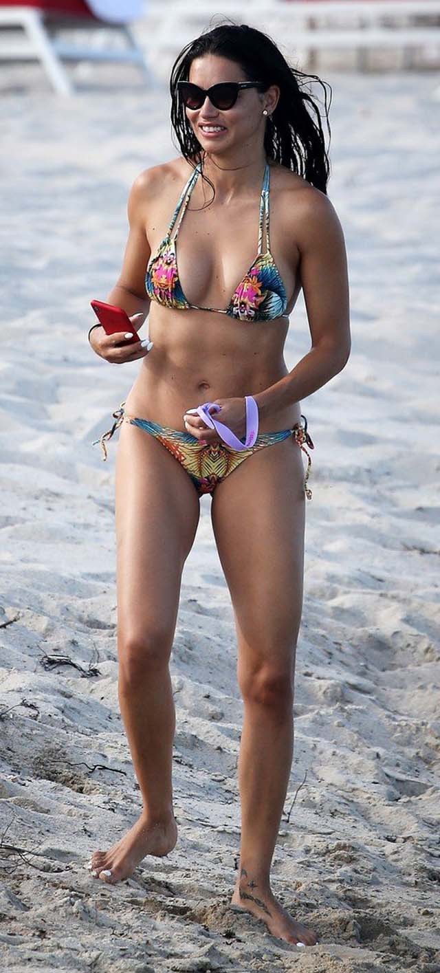 Méghogy Adriana Lima meghízott: még mindig elképesztő alakja van