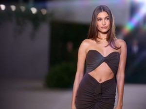 Hailey Bieber bikinis képeitől eláll a lélegzetünk!