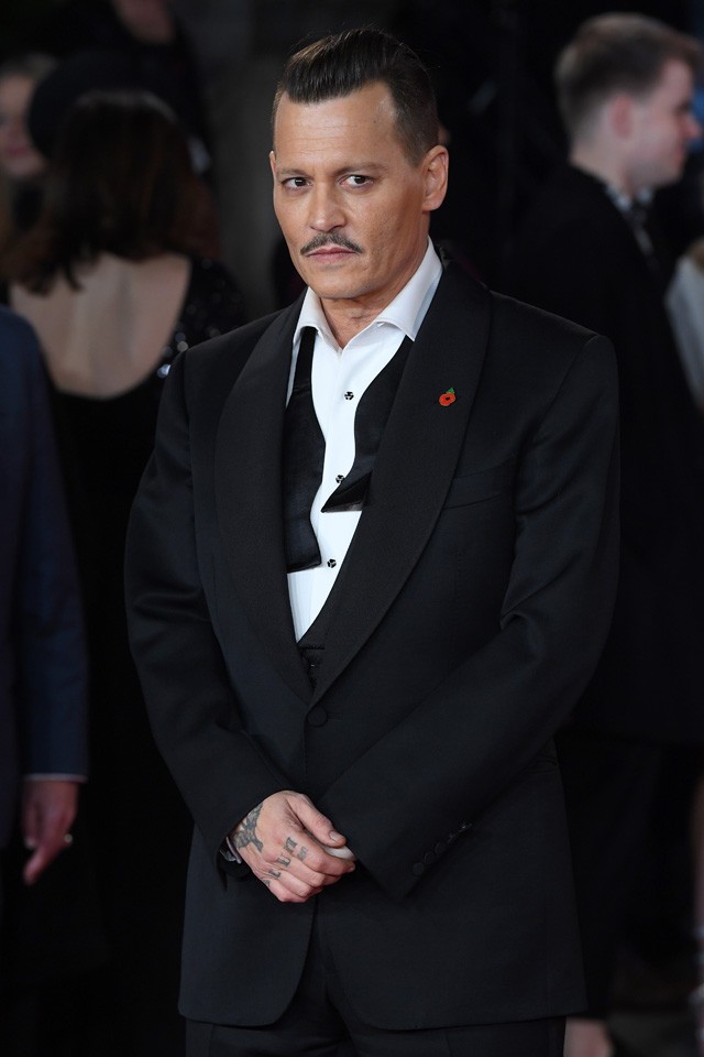Johnny Depp csemegebajusszal és felnyírt hajjal vagánykodik, de még így is övé a szívünk