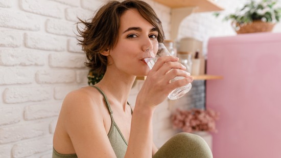 Ez történne a testeddel, ha tengeri sót tennél egy pohár vízbe, majd meginnád