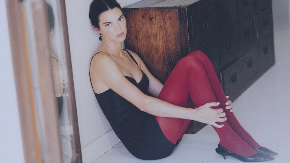 Inspirálódj Kendall Jenner stílusa által, és tedd minden szetted egyedivé egy színes harisnyával!