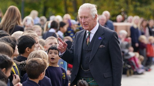 Károly királyt áskálódással vádolják a koronázási ceremónia dátuma miatt