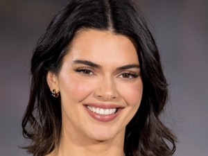 Kendall Jenner a világ legsejtelmesebb meztelenruhájában nyitotta meg a párizsi divathetet