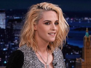 Kristen Stewart Diana hercegnőt idézte meg az egyik legutóbbi szettjével