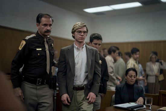 Evan Peters-ben a stáb tartotta az életet Jeffrey Dahmer-sorozat forgatása alatt