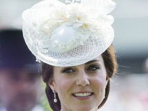 Kate Middleton álomszép csipkeruhában parádézott a lóversenyen