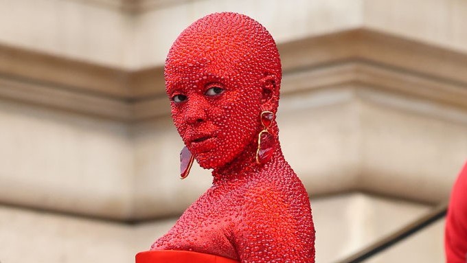 Felismerhetetlen volt Doja Cat, akinek a testét 30 000 Swarovski kristály borította