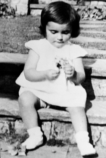 Ez a fotó 1934-ben készült Elizabeth Taylorról, amikor még csupán másfél éves volt – a világ ekkor még semmit sem sejtett arról, hogy egy nap a kislányból minden idők egyik legismertebb filmsztárja lesz.