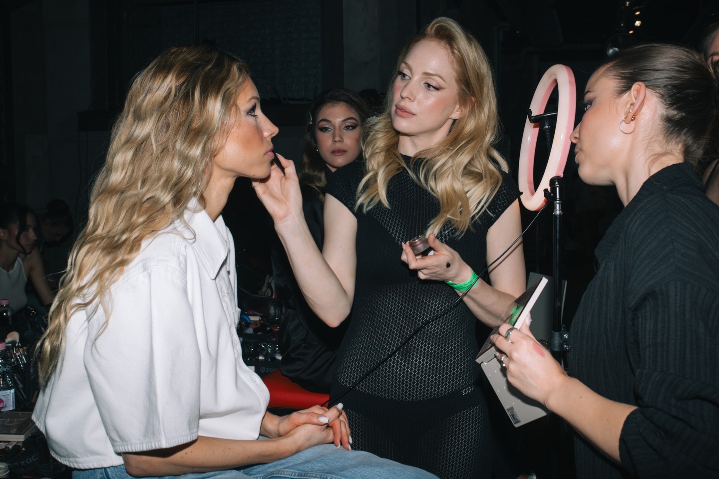 Nagy Rékát sminkelik a Richard Demeter bemutató színfalai mögött