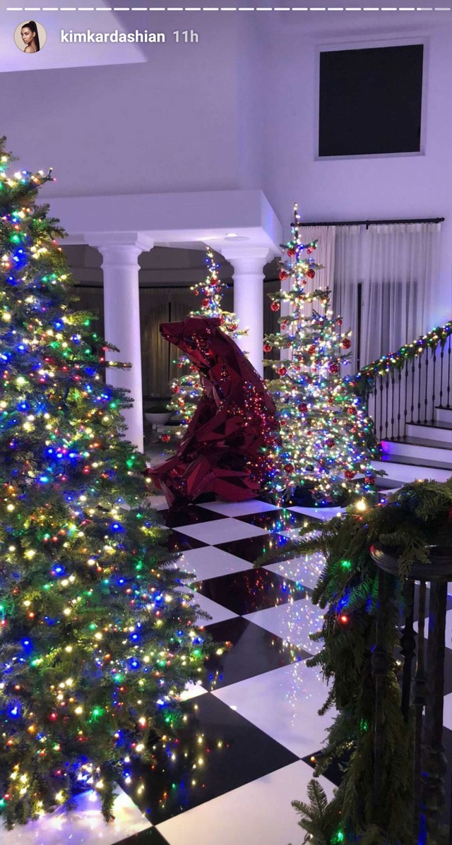 Kris Jenner lazán lekörözte Trumpék karácsonyi dekorációját!