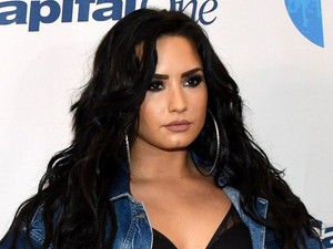 Demi Lovato hihetetlen szerelésben fogdosta a táncosnőjét