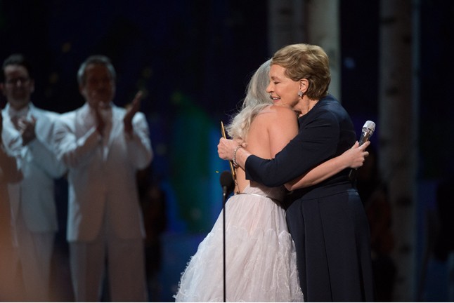 Julie Andrews megható ölelése mindent elmond.