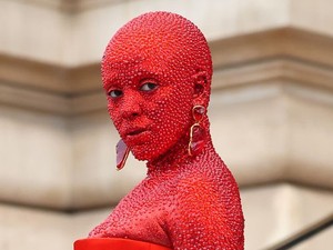 Felismerhetetlen az énekesnő, akinek az egész testét vörös Swarovski kristályok borították