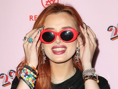 Láttatok már értelmetlenebbet Bella Thorne popsivillantó szoknyájánál?