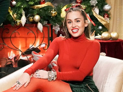 Végre! Miley Cyrus felfrissítette ennek a szexista karácsonyi dalnak a szövegét