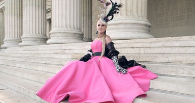 Szex és New York Budapesten: Carrie Bradshaw bőrébe bújt Spilák Klára, fenséges szettekben pompázott a 60 éves színésznő