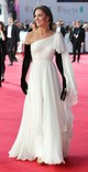 A 2023-as BAFTA-gálára egy korábban már viselt, fehér Alexander McQueen estélyit alakíttatott át, amit hosszú, fekete operakesztyűkkel tett drámaivá. 