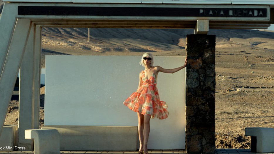 A French Connection nyári kollekciója rólad szól, nem a tökéletes, erőltetett Instagram-pillanatokról