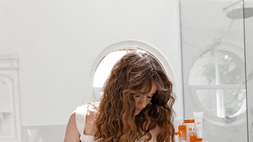 Száraz és nehezen fésülhető a hajad? Így teheted  ragyogóvá pár lépésben - tuti tippek a mesterfodrásztól