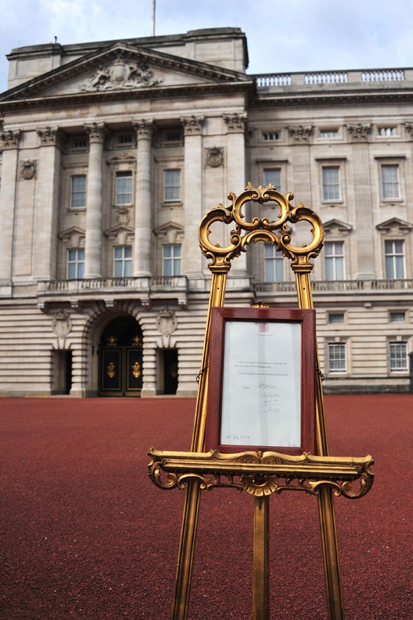 A trónörökös születését kihirdető tábla a Buckingham palota előtt