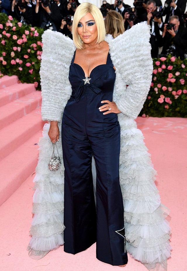 A család feje, Kris Jenner viszont Tommy Hilfigerben érkezett.